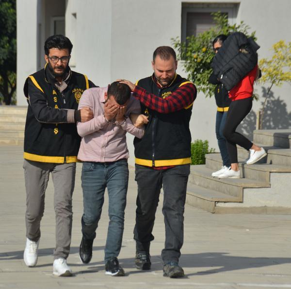 Sevgilisinin arkadaşının boğazına bıçak dayadı, emniyette kurgu olduğunu savundu (3) Sevgilisinin arkadaşının boğazına bıçak dayadı, emniyette kurgu olduğunu savundu (3)