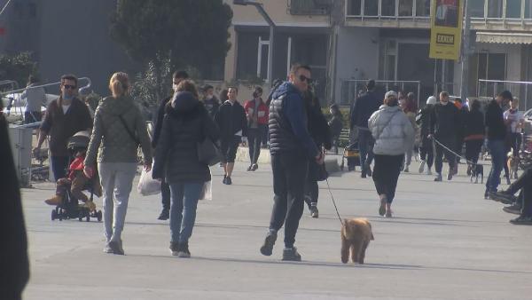 Sıcak havayı fırsat bilenler kısıtlamaya rağmen sahillere akın etti Sıcak havayı fırsat bilenler kısıtlamaya rağmen sahillere akın etti