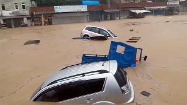 Zonguldak'ta dere taştı, dükkan ve otomobilleri sel vurdu