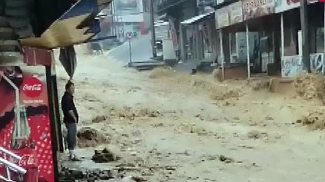 Zonguldak'ta dere taştı, dükkan ve otomobilleri sel vurdu