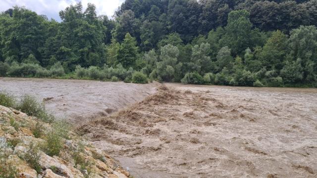 Zonguldak'ta dere taştı, dükkan ve otomobilleri sel vurdu