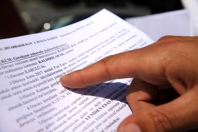 Sıfır aldığı otomobil ayıplı çıktı, hukuk mücadelesini kazandı ama firma mağduriyeti gidermedi