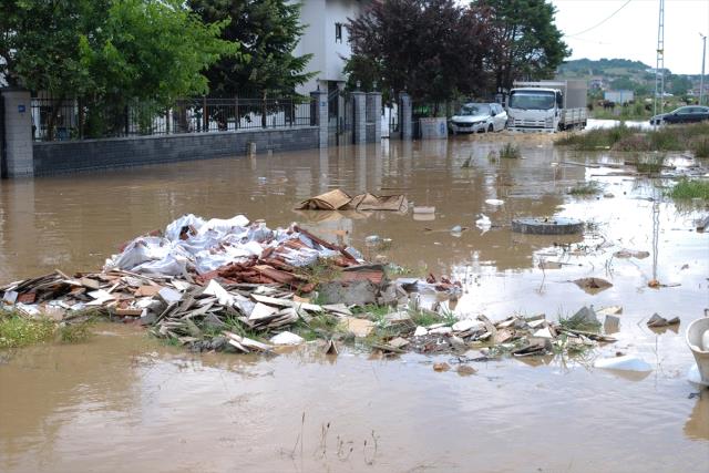 Şile'de sağanak yağış nedeniyle dere taştı, evler sular altında kaldı