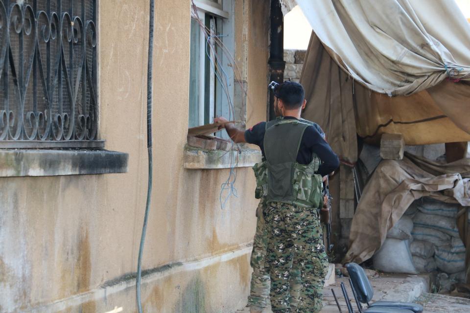 <p>Suriye Milli Ordusu (SMO) askerleri, PKK/YPG terör örgütünden temizlenen Tel Abyad kentinde teröristlerin sözde karargah ve gizlenmek için kullandığı yerlerde mühimmat, patlayıcı ve mayın arama çalışmalarını sürdürüyor. </p>

<p> </p>
