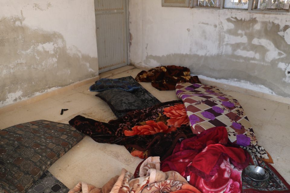 <p>Teröristlerin daha önce kullandığı binalara giren SMO askerleri, her yeri didik didik arıyor.</p>
