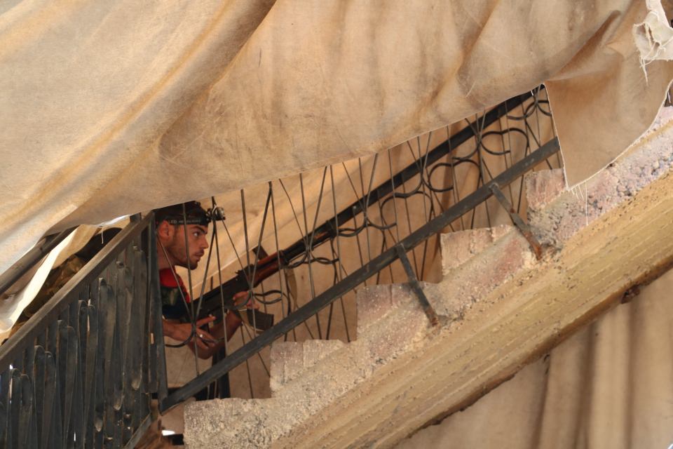 <p>Yaklaşık 5 metre derinlikteki tünellere demir merdivenlerle iniliyor.</p>

