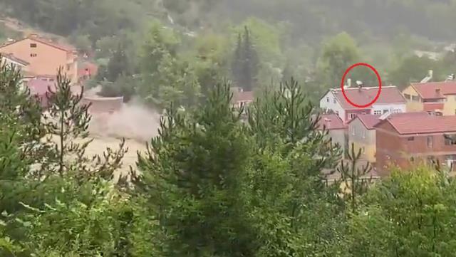 Sinop'taki selde çatıdan beyaz bayrak sallayarak yardım isteyen vatandaşlar helikopterle kurtarıldı