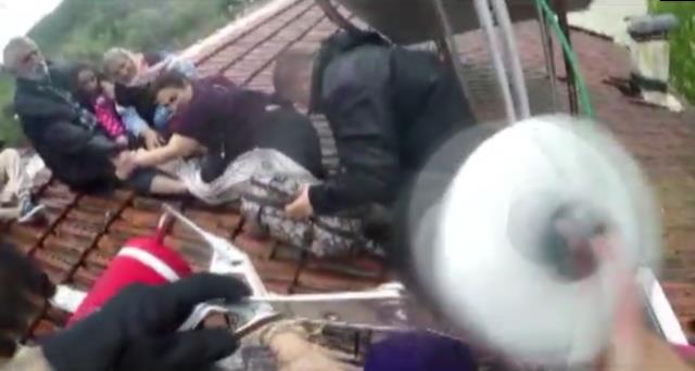 Sinop'taki selde çatıdan beyaz bayrak sallayarak yardım isteyen vatandaşlar helikopterle kurtarıldı