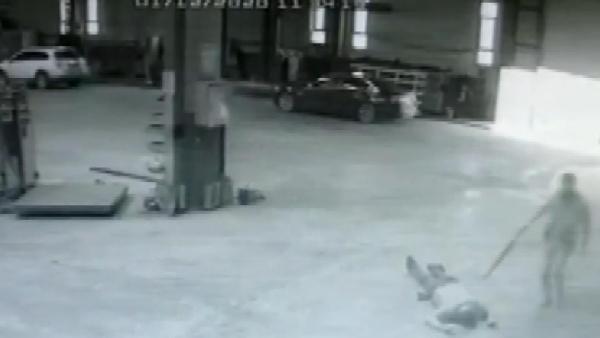 Şişli'de kasığından vurulan şahsın, uzun namlulu silahlarla 15 kişilik grup halinde mekan bastığı görüntüler ortaya çıktı Şişli'de kasığından vurulan şahsın, uzun namlulu silahlarla 15 kişilik grup halinde mekan bastığı görüntüler ortaya çıktı