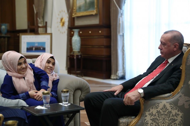 Cumhurbaşkanı Erdoğan, siyam ikizi kardeşlerle görüşmüştü.