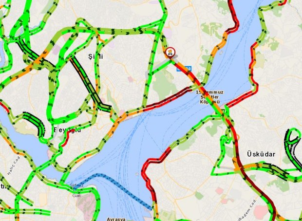 Köprü girişindeki araç yangını için İBB'den de uyarı yapıldı. Saat 21.05 itibariyle köprüde trafik yoğunluğu yaşanıyor.