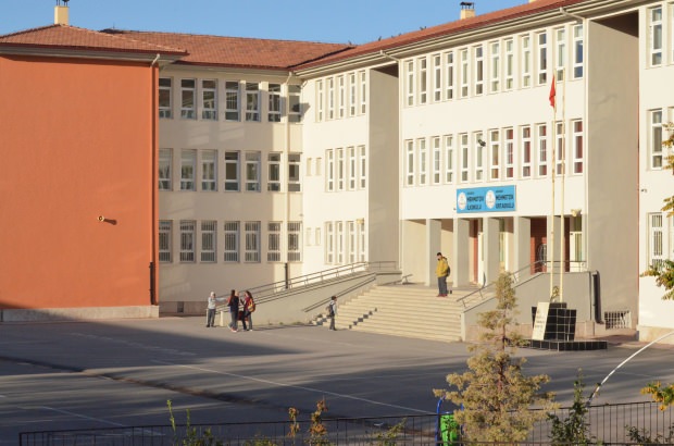 AKSARAY'da Mehmetçik İlkokulu'nda diğer öğrencilerin velileri tarafından sınıflarının kapatılmasını istediği öne sürülen özel eğitim öğrencileri, bu sabah da okula gelerek, derslerine girdi. Milli Eğitim Bakanlığı, konunun incelenmesi için müfettiş görevlendirirken, TBMM Down Sendromu, Otizm ve Diğer Gelişim Bozukluklarının Yaygınlığının Tespiti Araştırma Komisyonu'nun da pazartesi günü okulda inceleme yapacağı belirtildi. 