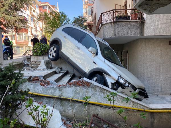Son Dakika | Bakırköy'de cipin binanın bahçesine düştüğü anlar kamerada Son Dakika | Bakırköy'de cipin binanın bahçesine düştüğü anlar kamerada