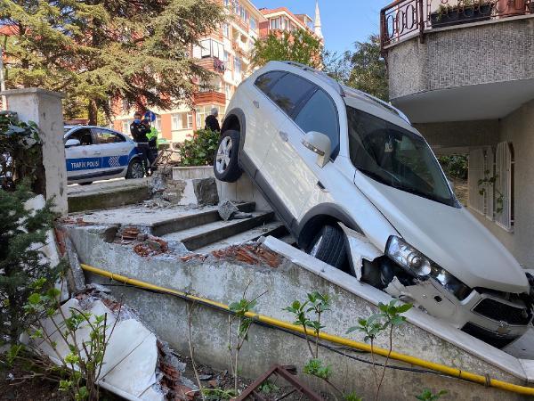 Son Dakika | Bakırköy'de cipin binanın bahçesine düştüğü anlar kamerada Son Dakika | Bakırköy'de cipin binanın bahçesine düştüğü anlar kamerada