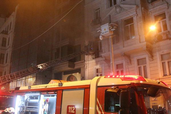 Son dakika: BEYOĞLU'NDA EMRE KINAY OYUNCULUK AKADEMİSİ'NİN BULUNDUĞU BİNADA KOKUTAN YANGIN