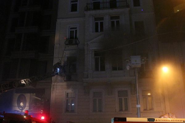 Son dakika: BEYOĞLU'NDA EMRE KINAY OYUNCULUK AKADEMİSİ'NİN BULUNDUĞU BİNADA KOKUTAN YANGIN