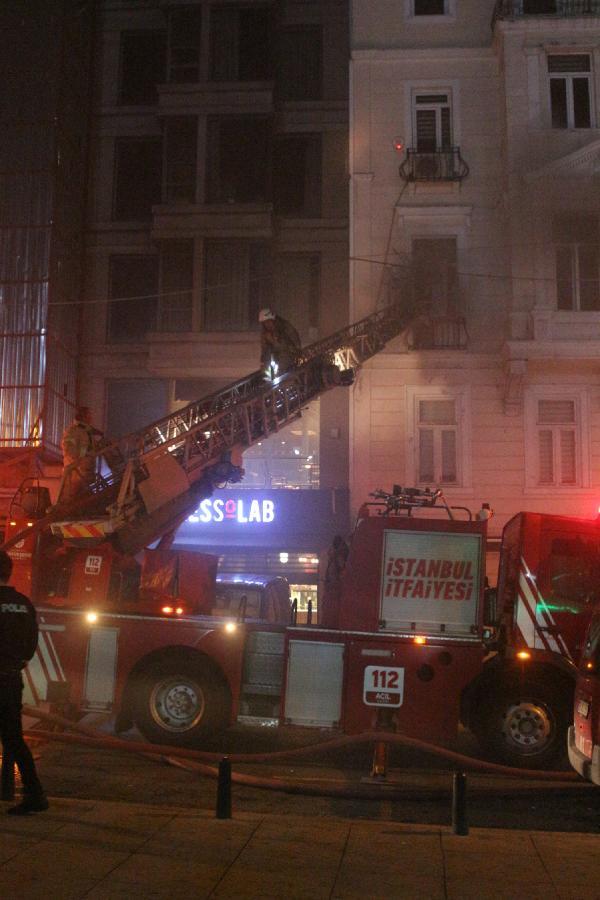 Son dakika: BEYOĞLU'NDA EMRE KINAY OYUNCULUK AKADEMİSİ'NİN BULUNDUĞU BİNADA KOKUTAN YANGIN