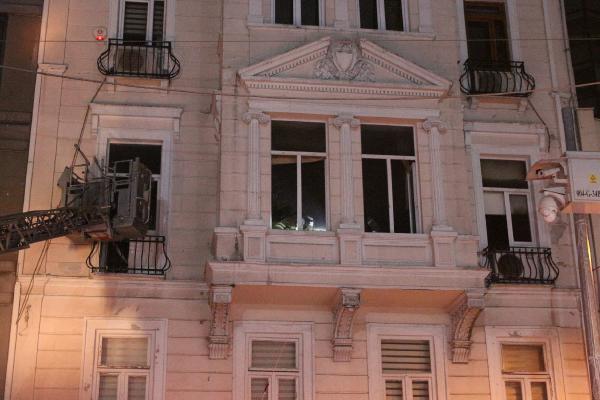 Son dakika: BEYOĞLU'NDA EMRE KINAY OYUNCULUK AKADEMİSİ'NİN BULUNDUĞU BİNADA KOKUTAN YANGIN