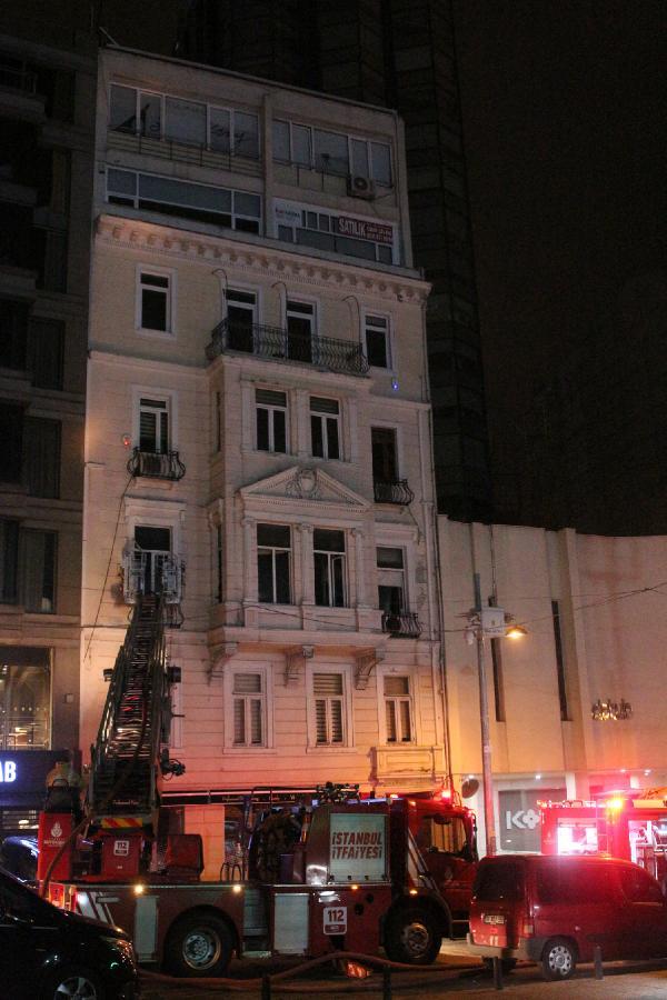 Son dakika: BEYOĞLU'NDA EMRE KINAY OYUNCULUK AKADEMİSİ'NİN BULUNDUĞU BİNADA KOKUTAN YANGIN