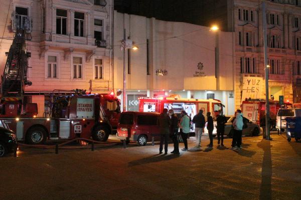 Son dakika: BEYOĞLU'NDA EMRE KINAY OYUNCULUK AKADEMİSİ'NİN BULUNDUĞU BİNADA KOKUTAN YANGIN