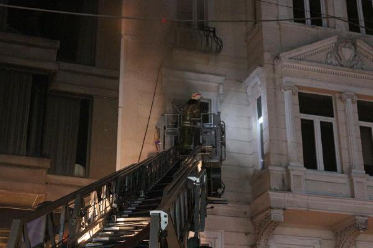 Son dakika: BEYOĞLU'NDA EMRE KINAY OYUNCULUK AKADEMİSİ'NİN BULUNDUĞU BİNADA KOKUTAN YANGIN