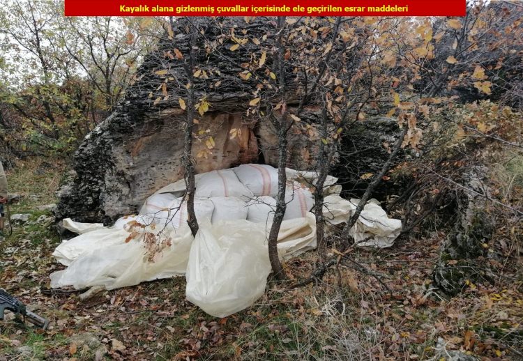 <p>Bu kapsamda, Diyarbakır'ın Lice ilçesinde, bölücü terör örgütünün kış üslenmesine girmesini engellemek, bölgede barındığı değerlendirilen teröristleri etkisiz hale getirmek, gençleri hedef alan uyuşturucu tacirlerini yakalamak ve terörün finans kaynaklarını yok etmek maksadıyla Diyarbakır Jandarma Bölge Komutanlığınca 
