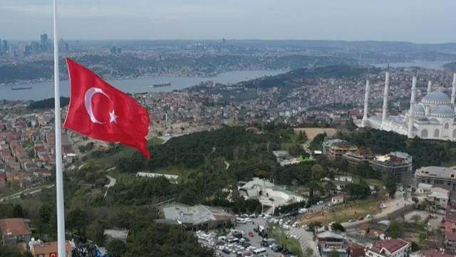 Son Dakika: Çamlıca Tepesi'ne dev Türk bayrağı! İstanbul'un her yerinden görülebilecek Son Dakika: Çamlıca Tepesi'ne dev Türk bayrağı! İstanbul'un her yerinden görülebilecek