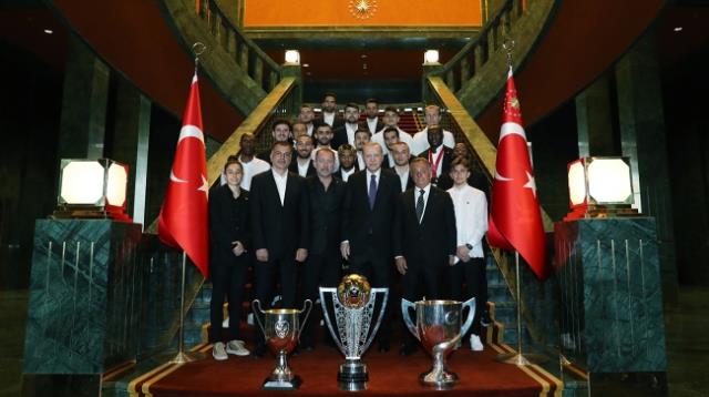 Son Dakika! Cumhurbaşkanı Erdoğan'dan taraftarlara müjde: Önümüzdeki sezon statları coşkuyla doldurmak istiyoruz