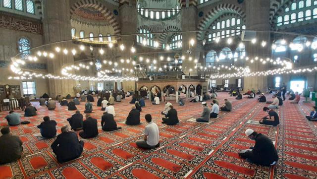 Son dakika! Diyanet İşleri Başkanı Erbaş: Bayram namazı camilerde kılınacak
