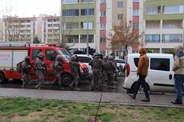 Son Dakika! Diyarbakır'da silahlı saldırgan, 4 kişilik aileyi rehin aldı: Evden 2'si yaralı 5 kişi çıkarıldı