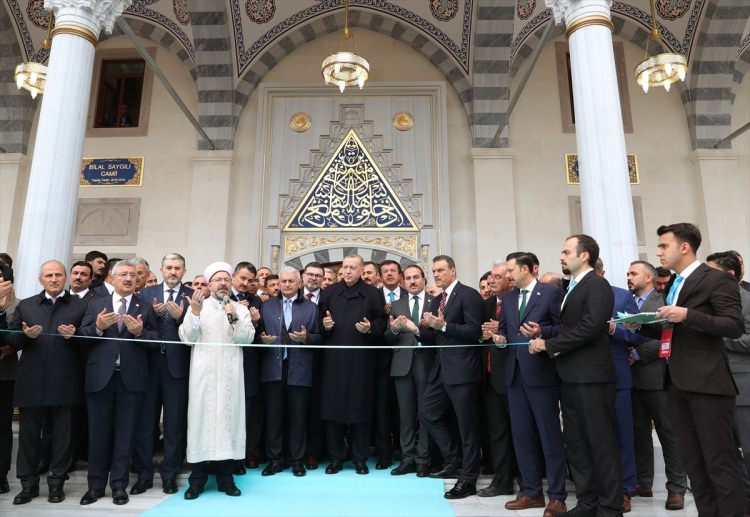 <p>Saygılı Ailesi’ne böyle bir ibadethaneyi şehrimize kazandırdıkları için şükranlarımı sunuyorum.</p>
