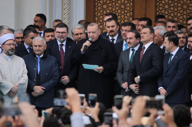 <p>Cami; gelinen, kullanılan ve iş bitince terk edilen mekan hiçbir zaman olmamıştır. Cami ibadethane olduğunu kadar muhabbet, tanışma, kaynaşma, dayanışma yeridir. Cami öğrenmenin, öğretmenin, istişarenin, diyaloğun, danışmanın mekanıdır. Sınır, mesafe, renk, dil, ırk tanımayan evrensel kardeşliğimiz en evvel camilerimizde vücut bulur.</p>
