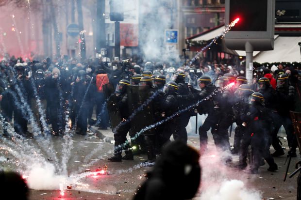 Fransa'da Sarı Yelekliler ile birlikte başlayan protesto dalgasına Macron hükümetinin emeklilik reformuna yönelik başlatılan grev de eklendi. Tüm bunların yanında Paris'te toplanan çevreciler Fransa Cumhurbaşkanı'nın portresini ters tutarak istifa talebinde bulundu.