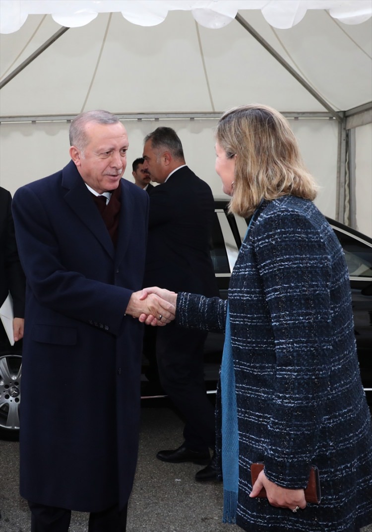 <p>Türkiye Cumhurbaşkanı Recep Tayyip Erdoğan, 1. Küresel Mülteci Forumu'na katılmak üzere Birleşmiş Milletler (BM) Cenevre Ofisi'ne geldi. Cumhurbaşkanı Erdoğan, BM Cenevre Ofisi'ne gelişinde BM Mülteciler Yüksek Komiser Yardımcısı Kelly Clements (sağda) tarafından karşılandı.</p>
