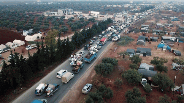 Suriye'nin İdlib kentindeki Esed rejimi saldırılarından kaçan binlerce kişi Türkiye sınırına dayandı.