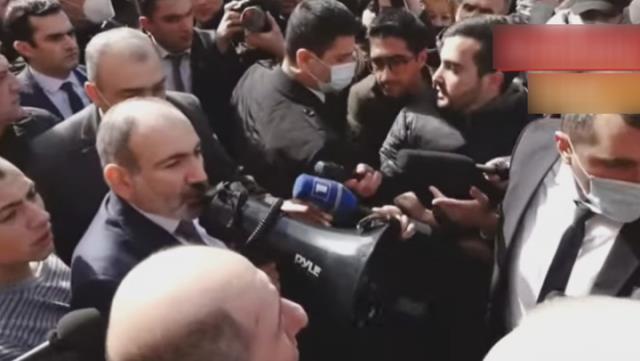 Son Dakika! Ermenistan Başbakanı Paşinyan, Erivan sokaklarını gezerek megafonla halka sesleniyor