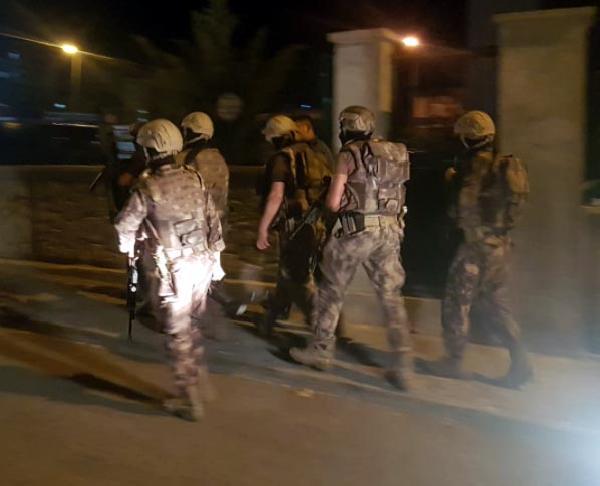 Son dakika gündem: Madde bağımlısı genç kendisini ve kız arkadaşını kilitlediği evde özel harekat operasyonu ile gözaltına alındı