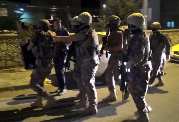 Son dakika gündem: Madde bağımlısı genç kendisini ve kız arkadaşını kilitlediği evde özel harekat operasyonu ile gözaltına alındı