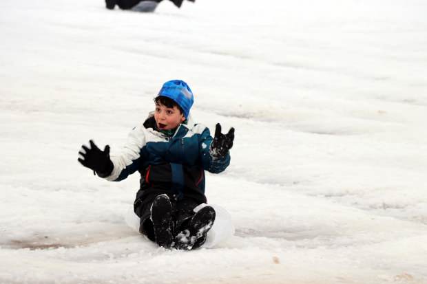 KAYSERİ'nin Talas ilçesinde kar tatilini fırsat bilen öğrenciler, tepsi, leğen, poşet ve kızaklarla parkta kayarak karın keyfini çıkardı.