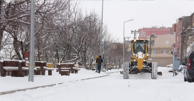 Mardin’in Mazıdağı ilçesinde etkili olan kar yağışı ve tipi hayatı olumsuz etkiledi.