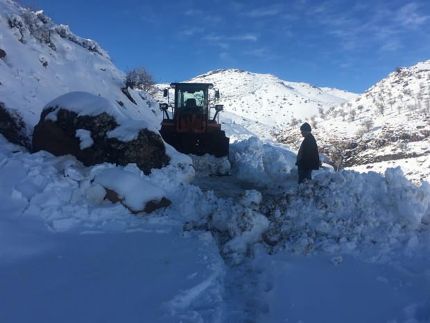 BATMAN'da yoğun kar yağışı nedeniyle kardan kapanan 178 köy yolunun ulaşıma açılması için çalışmalar sürüyor.