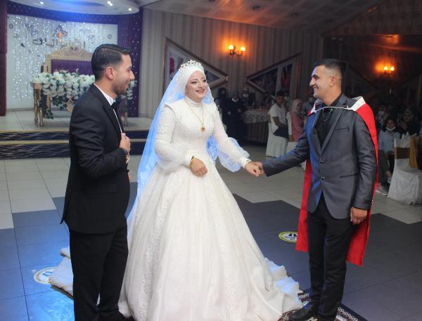 Son dakika haberi... Asker kardeşten ablaya düğün sürprizi: Gönderdiği mesaj okunurken salona girdi