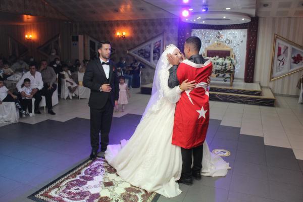 Son dakika haberi... Asker kardeşten ablaya düğün sürprizi: Gönderdiği mesaj okunurken salona girdi