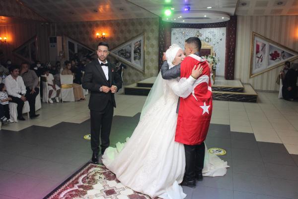 Son dakika haberi... Asker kardeşten ablaya düğün sürprizi: Gönderdiği mesaj okunurken salona girdi