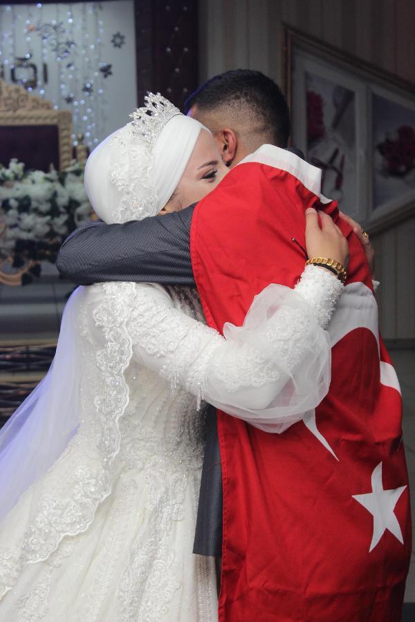 Son dakika haberi... Asker kardeşten ablaya düğün sürprizi: Gönderdiği mesaj okunurken salona girdi