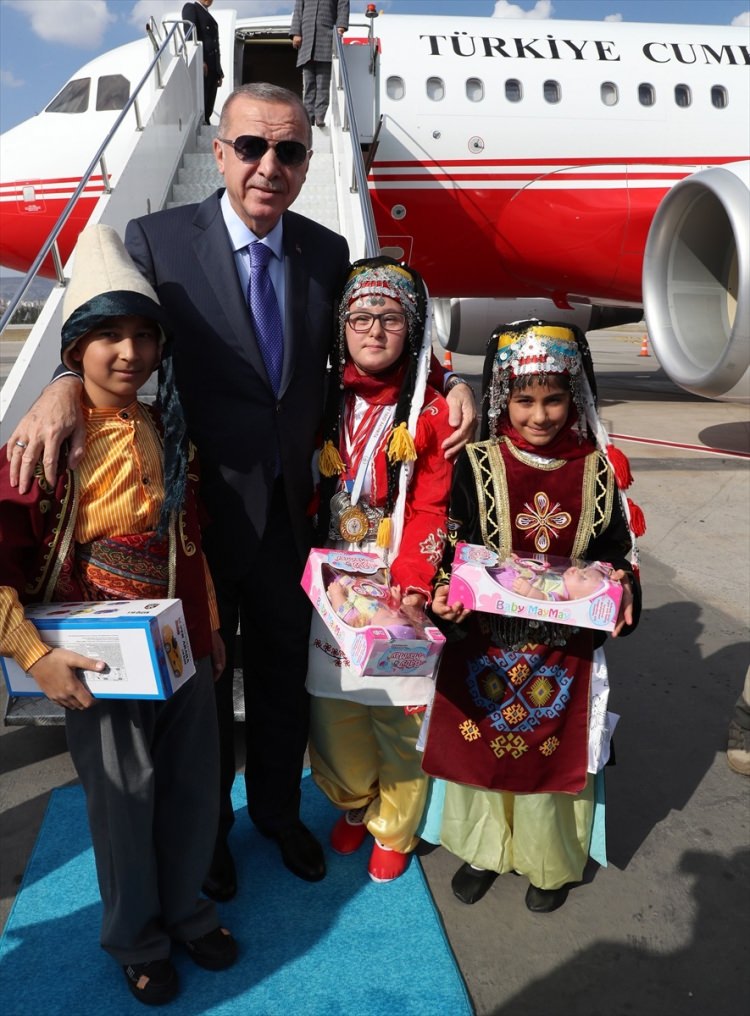 <p>Türkiye Cumhurbaşkanı Recep Tayyip Erdoğan, çeşitli ziyaretlerde bulunmak üzere Kayseri'ye geldi. Erdoğan'ı Kayseri Havalimanı'nda yöresel kıyafet giymiş çocuklar tarafından karşılandı.</p>

<p> </p>
