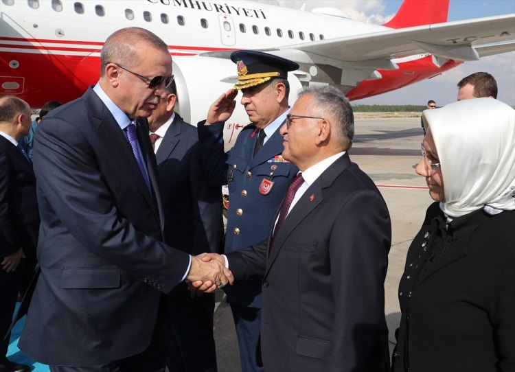 <p>Erdoğan, yol üzerinde kendisine sevgi gösterisinde bulunan vatandaşlara çeşitli hediyeler dağıtırken, çocuklara da oyuncak verdi.</p>

