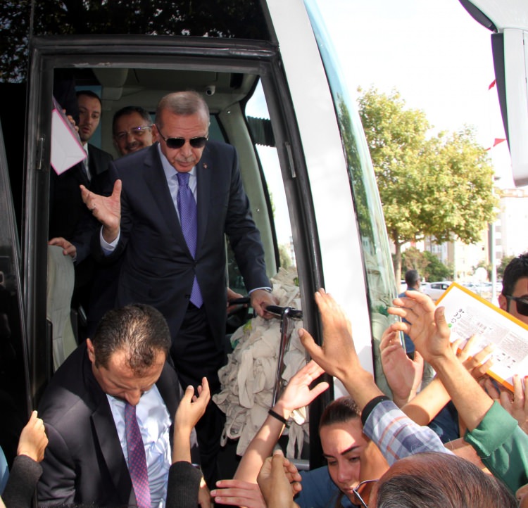 <p>Cumhurbaşkanı Recep Tayyip Erdoğan, toplu açılış töreni için geldiği Kayseri'de kendisini karşılayan vatandaşlara çeşitli hediyeler dağıttı.</p>

<p> </p>
