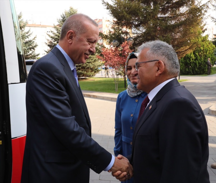 <p>Türkiye Cumhurbaşkanı Recep Tayyip Erdoğan, Kayseri Büyükşehir Belediye Başkanı Memduh Büyükkılıç'ı kabul etti.</p>

<p> </p>
