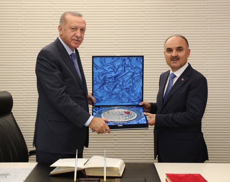 <p>Türkiye Cumhurbaşkanı Recep Tayyip Erdoğan, Kayseri Valisi Şehmus Günaydın'ı kabul etti. Cumhurbaşkanı Erdoğan, ziyaret anısına Günaydın'a hediye takdim etti.</p>

<p> </p>
